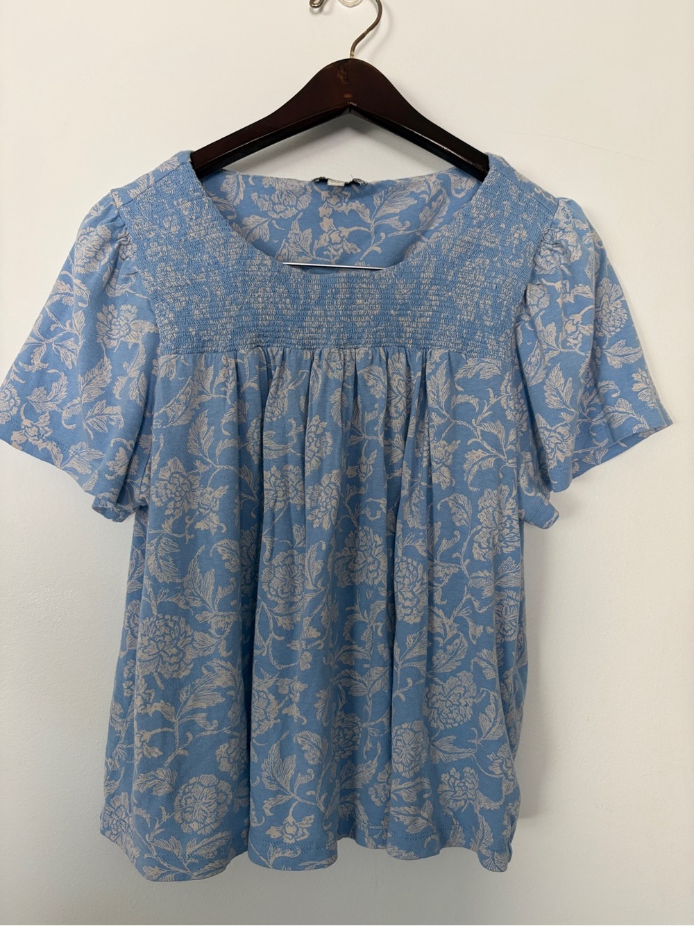 Lucky Brand Floral Smocked Top Women’s M Blue Short Sleeve Cotton Modal Boho
